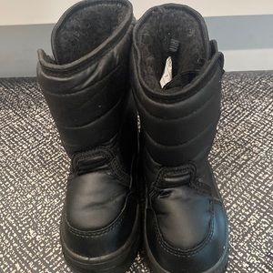 Black size 7 snow boots for boys or girls Excellent condition only worn once